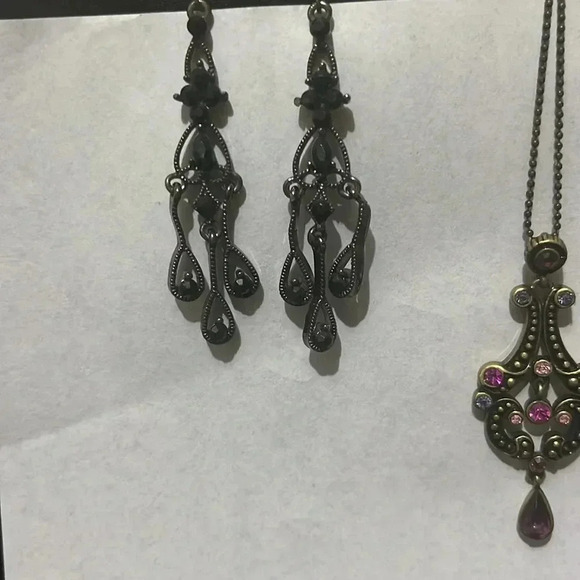 Chandler earrings. Dangling bead earrings and a pink/ purple chandler necklace - Picture 2 of 4